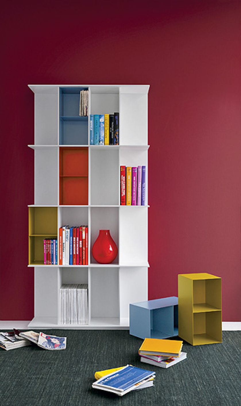 Wolno stojący lub mocowany do ściany. Jest z lakierowanego MDF-u, od 3600 zł. CALLIGARIS