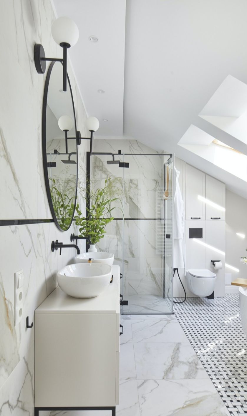 biała łazienka z czarnymi dodatkami na poddaszu