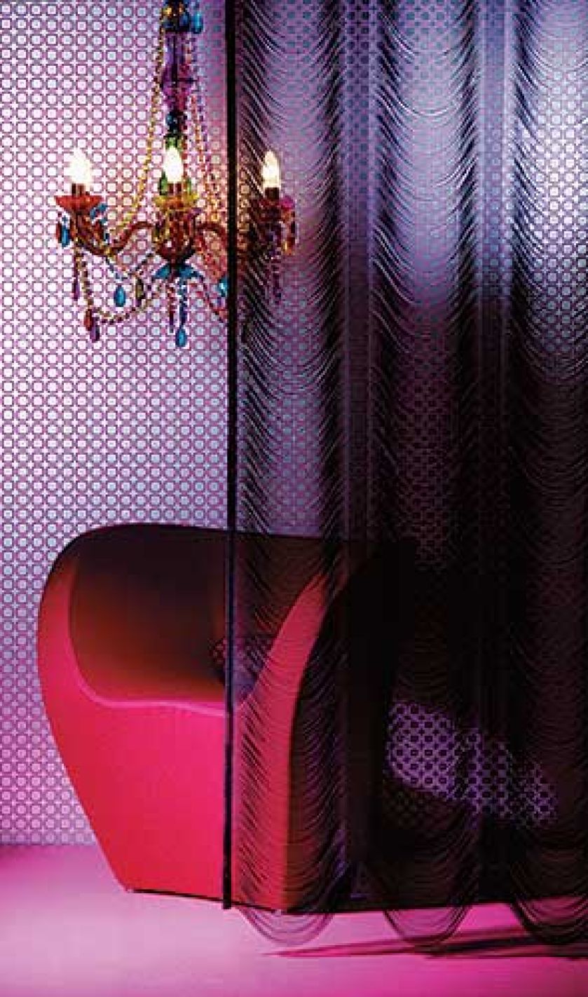 Fiolet to przebój tego sezonu. Sznurkowa kotara trochę w stylu retro, trochę ultranowoczesna kosztuje 172 zł/m2. ADO