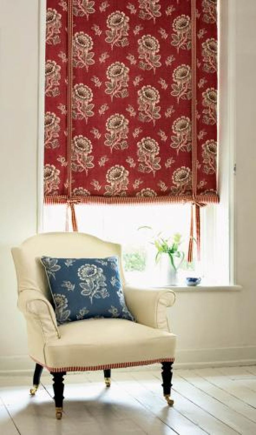 Rolety z dwóch rodzajów tkanin: drobniutkie pasy i kwiaty. GALERIA WNĘTRZE