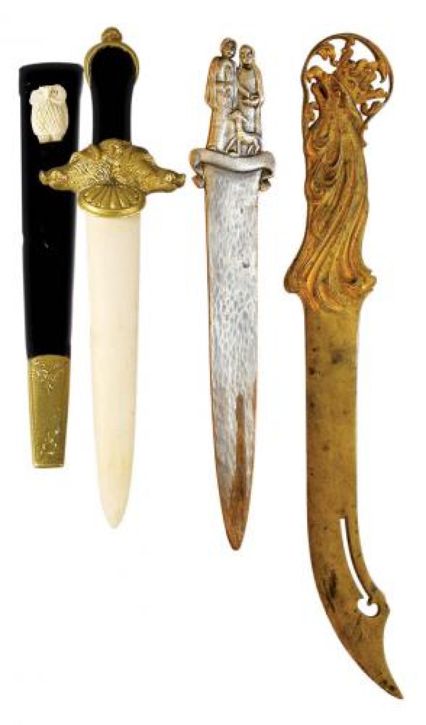 Nożyk z kości i złoconego brązu, obok skórzana pochwa Francja, XIX w., Rempex. Nóż cynowy z Czech, zdobiony dwiema