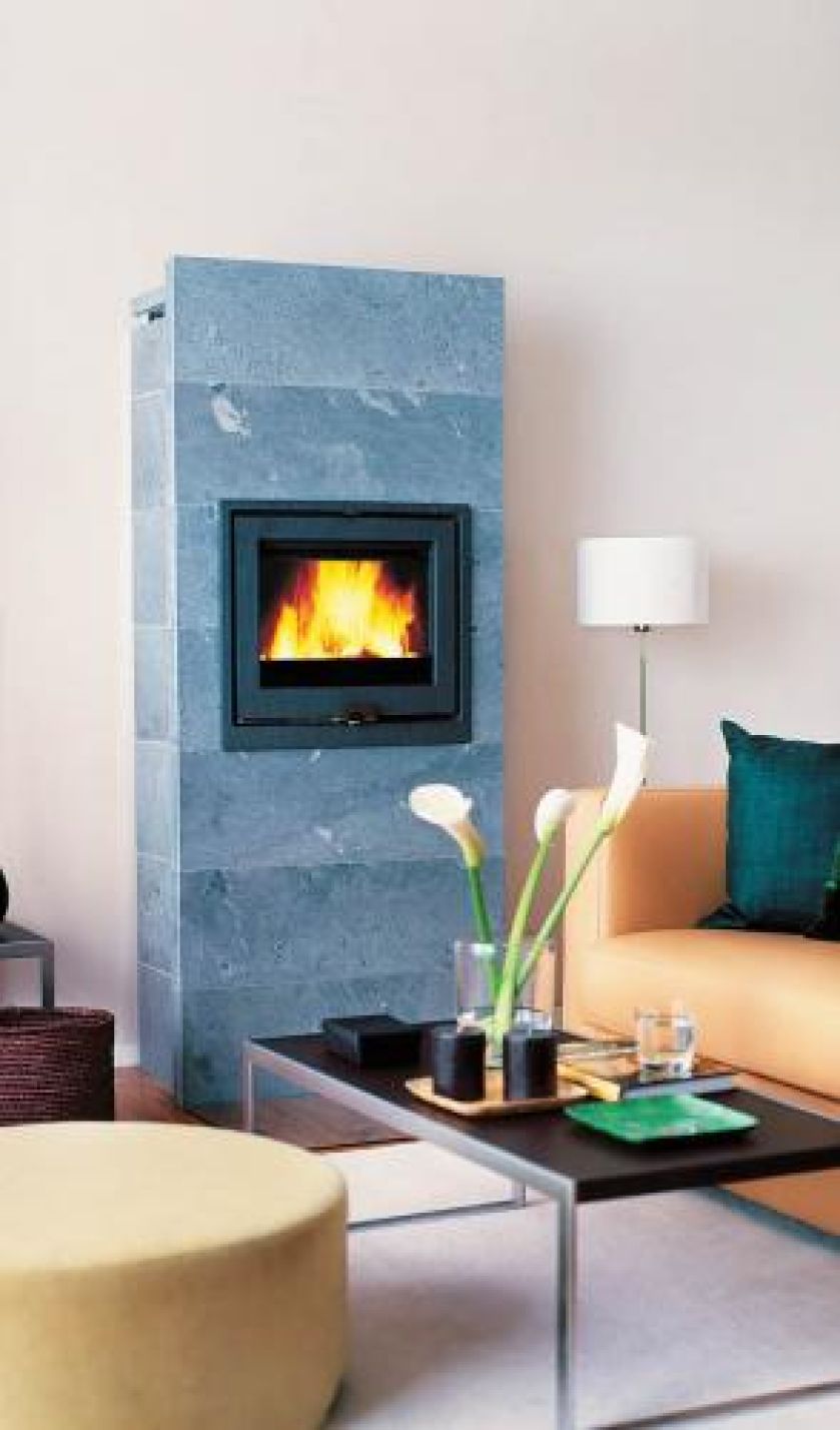 Skandynawski steatyt to idealny kamień na obudowę kominka, bo doskonale akumuluje ciepło. Docenili go już