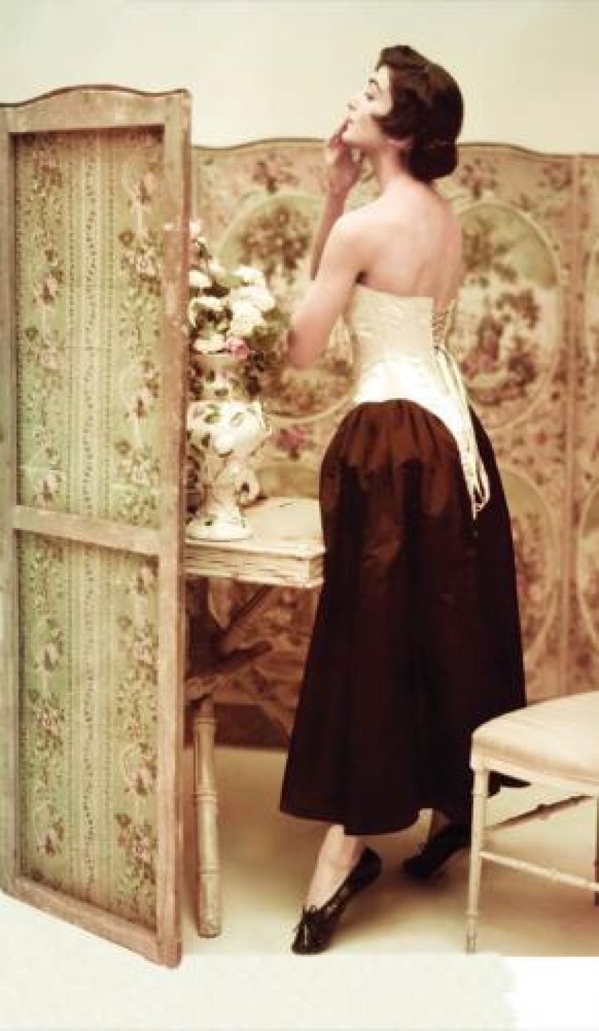 Suknia z gorsetem, lata 40. XX w., fot. Corbis.