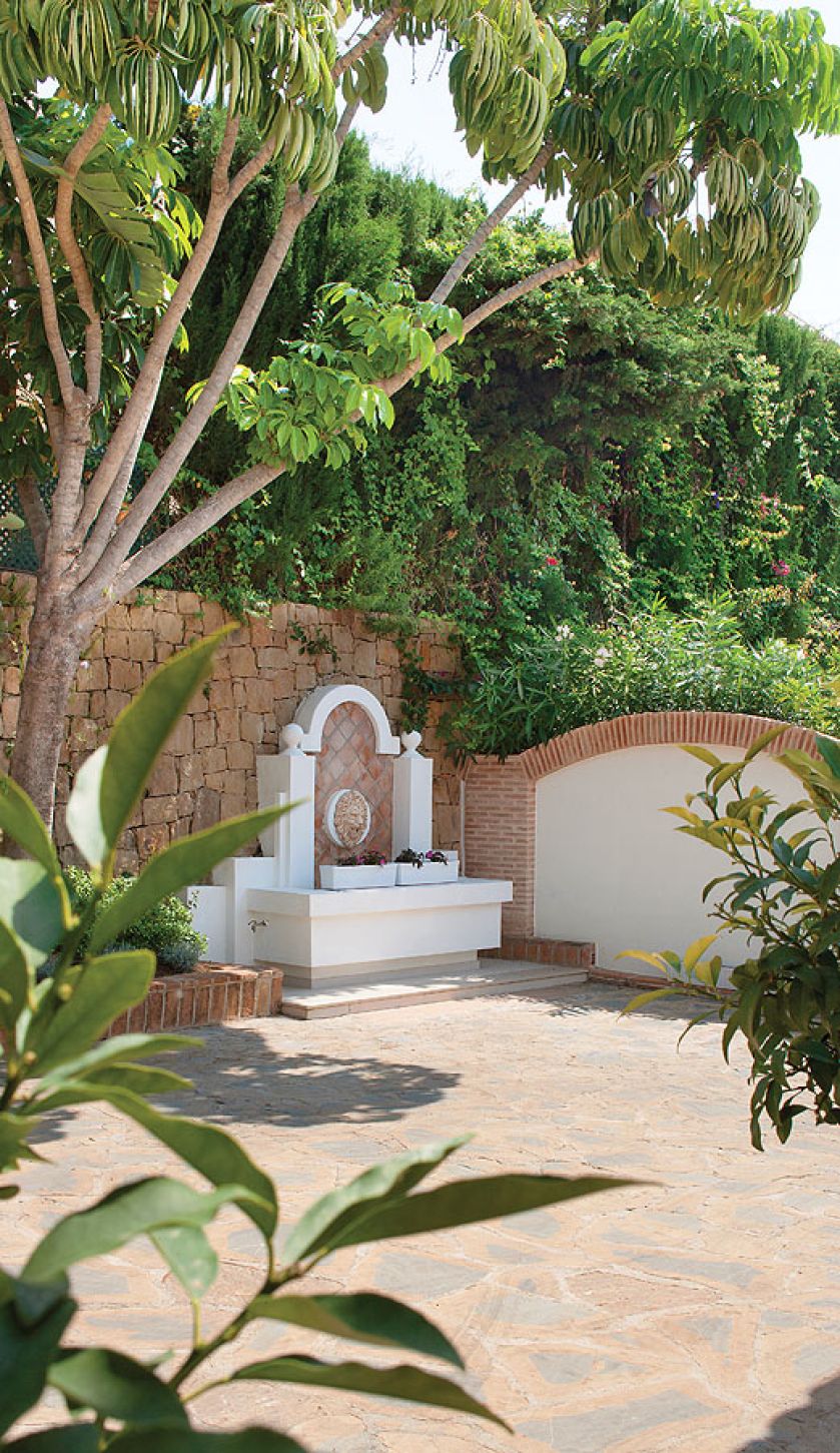 Dokoła gaj cytrusowy, bananowce, a przy wejściu dzikie kępy strelicji z olbrzymimi, zielonymi liśćmi, wśród