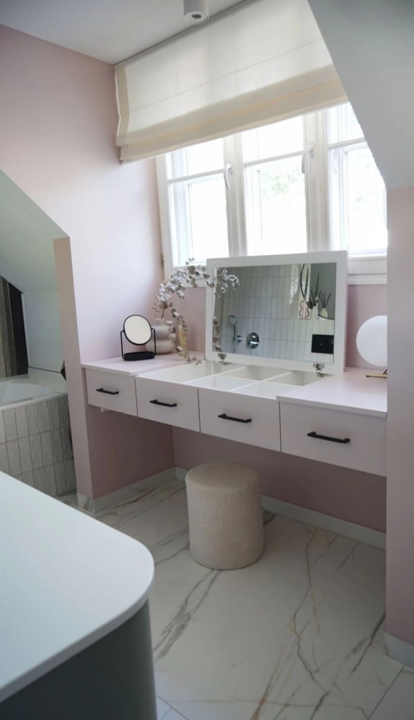 łazienka na poddaszu ze skosem aranżacje