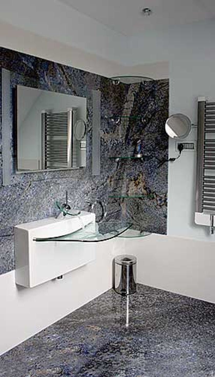 Czarny granit Azul Bahia pasuje do nowoczesnych, chłodnych wnętrz. INTERSTONE