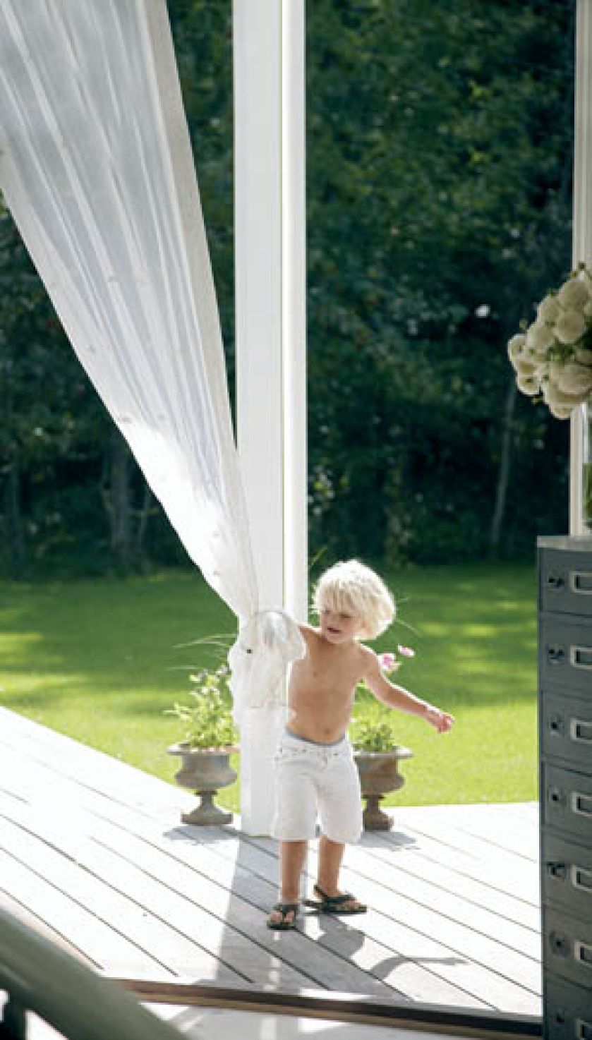 Zwiewne kotary przypominające zasłony z zalanych słońcem balkonów i loggii w Hiszpanii.