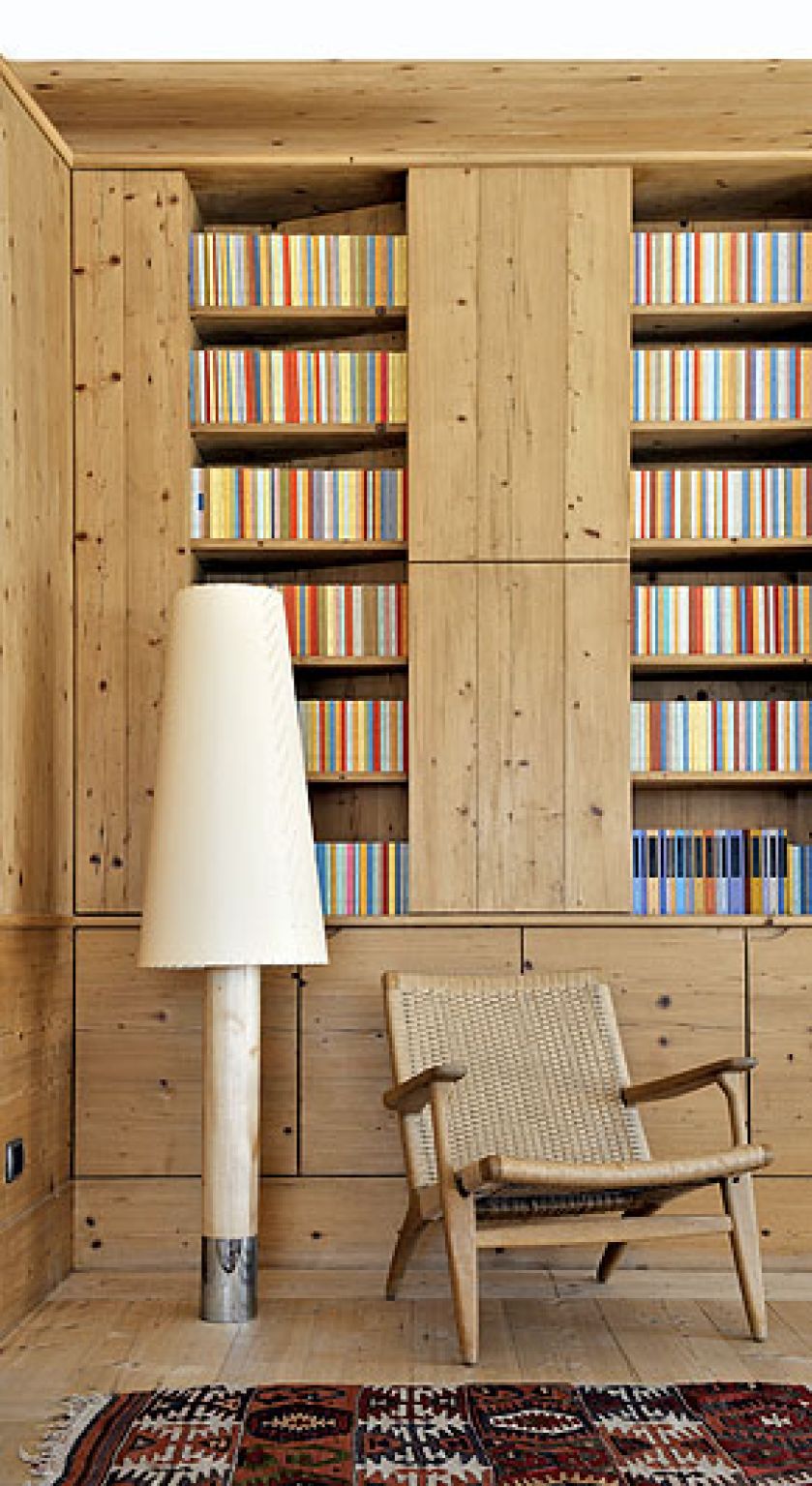 Drewniane meble, sztuka i dizjanerskie lampy.