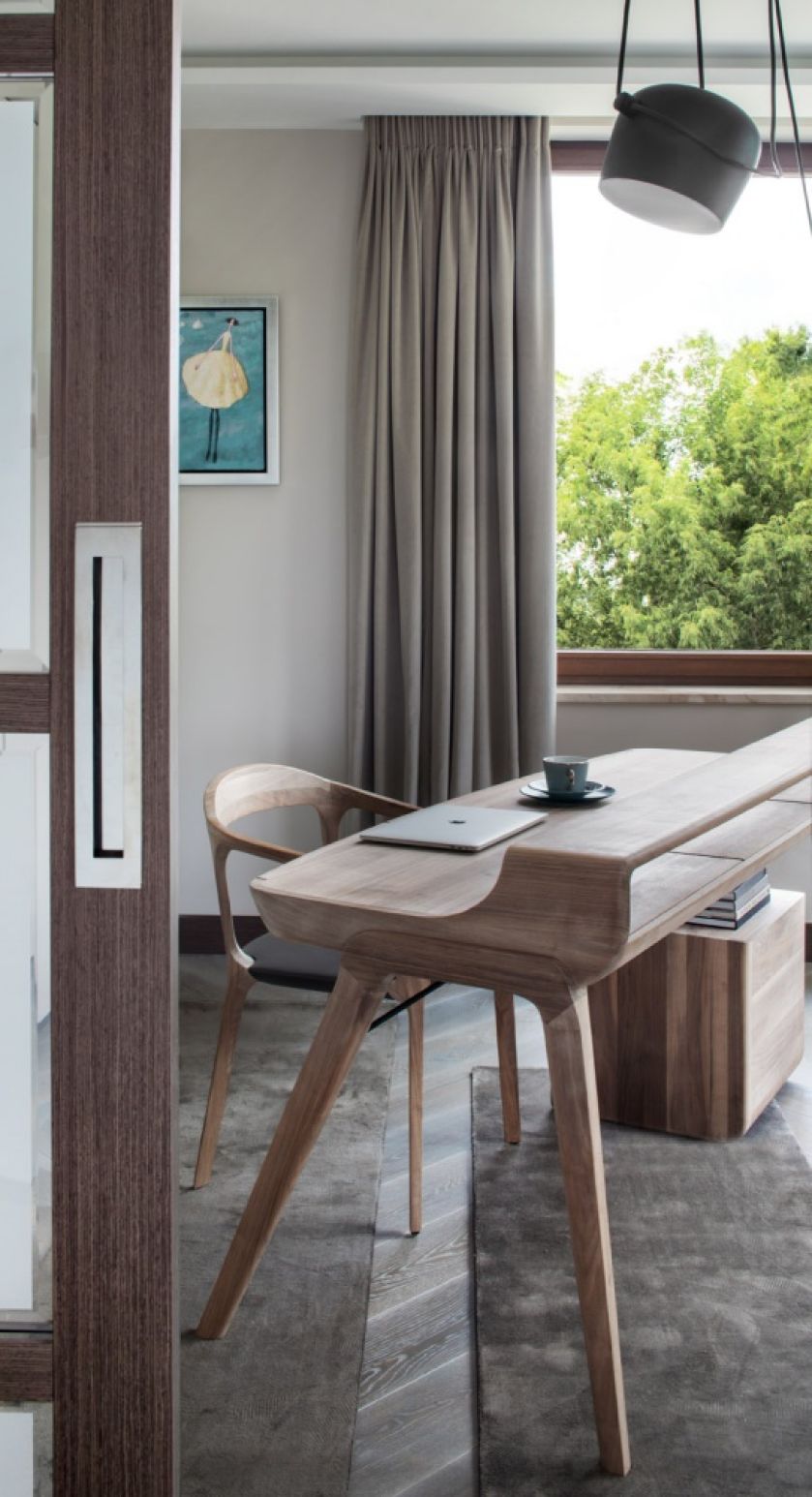 Położony w sercu Warszawy, 160-metrowy luksusowy apartament jest nowoczesny i bardzo elegancki. Monochromatyczne wnętrze z