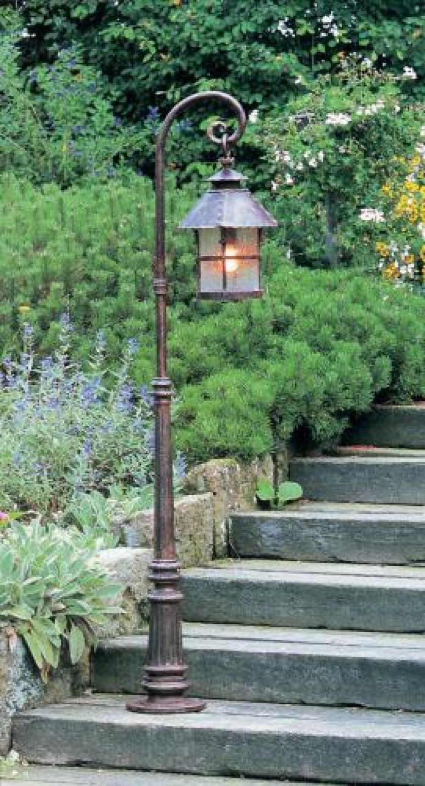 Podkłady idealnie nadają się na schody. Doda im uroku latarenka Antika z kutej stali. Aranżacja KRYSZTAŁ