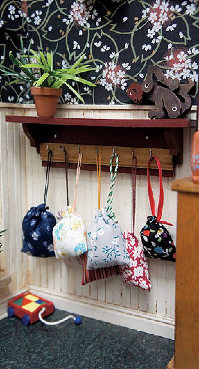 W szkole jest nawet miniaturowa szatnia.