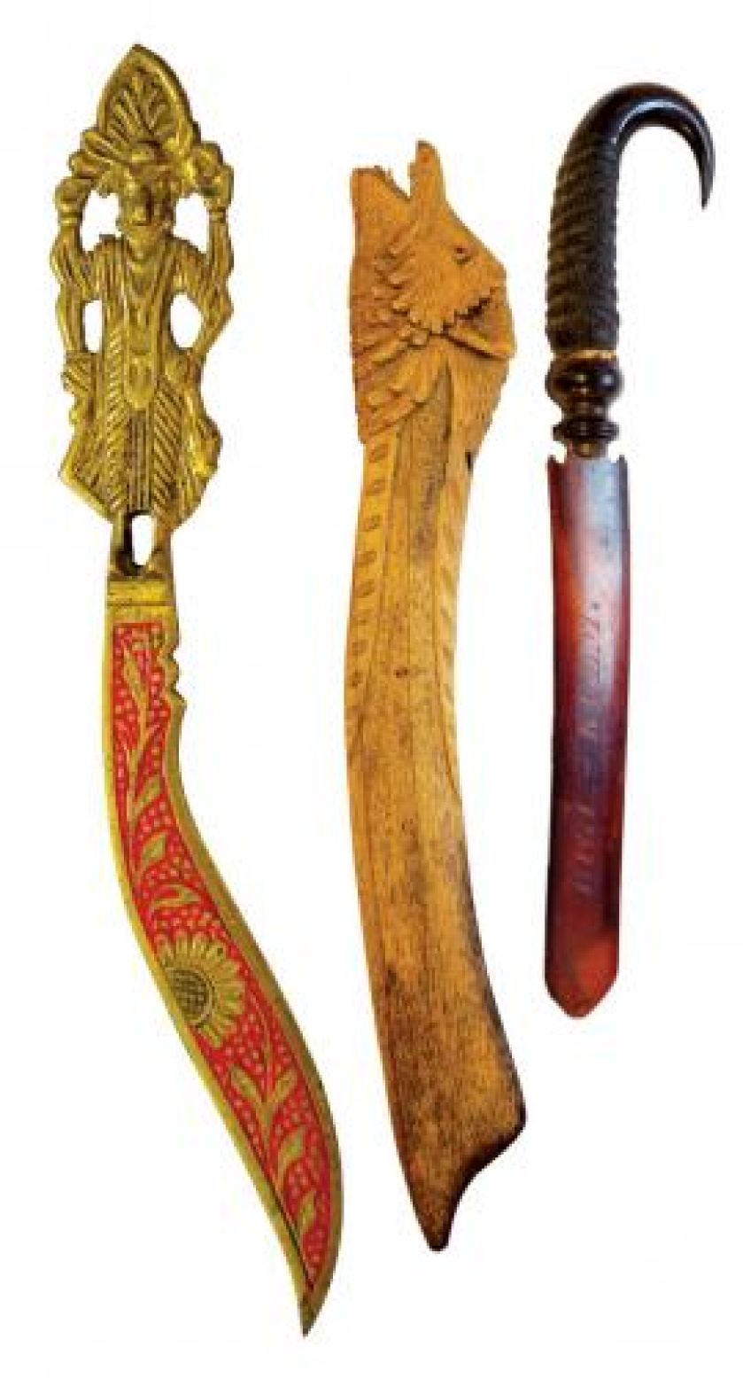 Pamiątkowy pomocnik z Indii. Drewniany otwieracz do listów z myśliwskiego kompletu na biurko. Nóż z szylkretu.