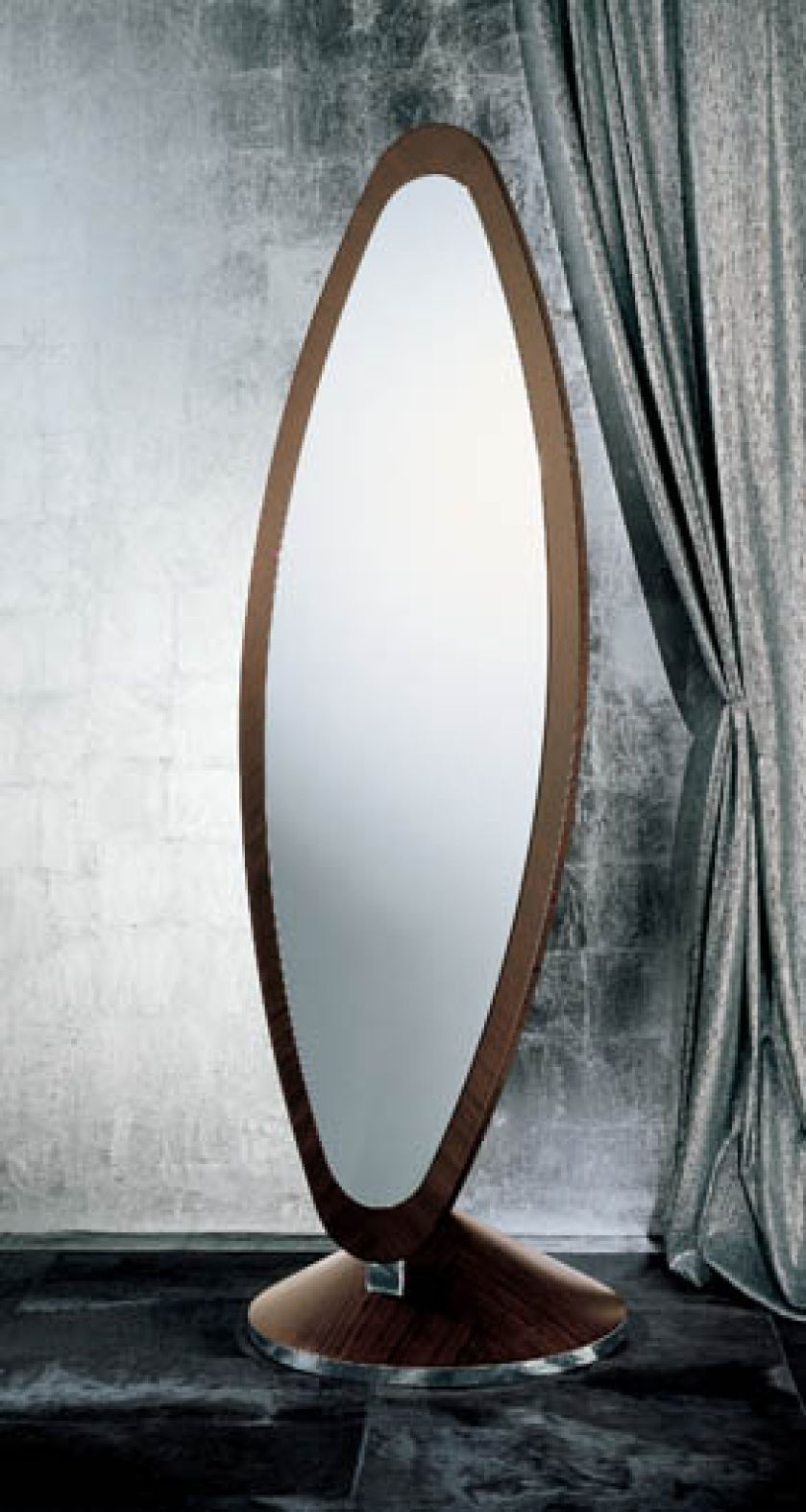 Lustro stojące z kolekcji Vanity marki Giorgio, z ramą z palisandru, kosztuje 7870 zł. PATT MEBEL