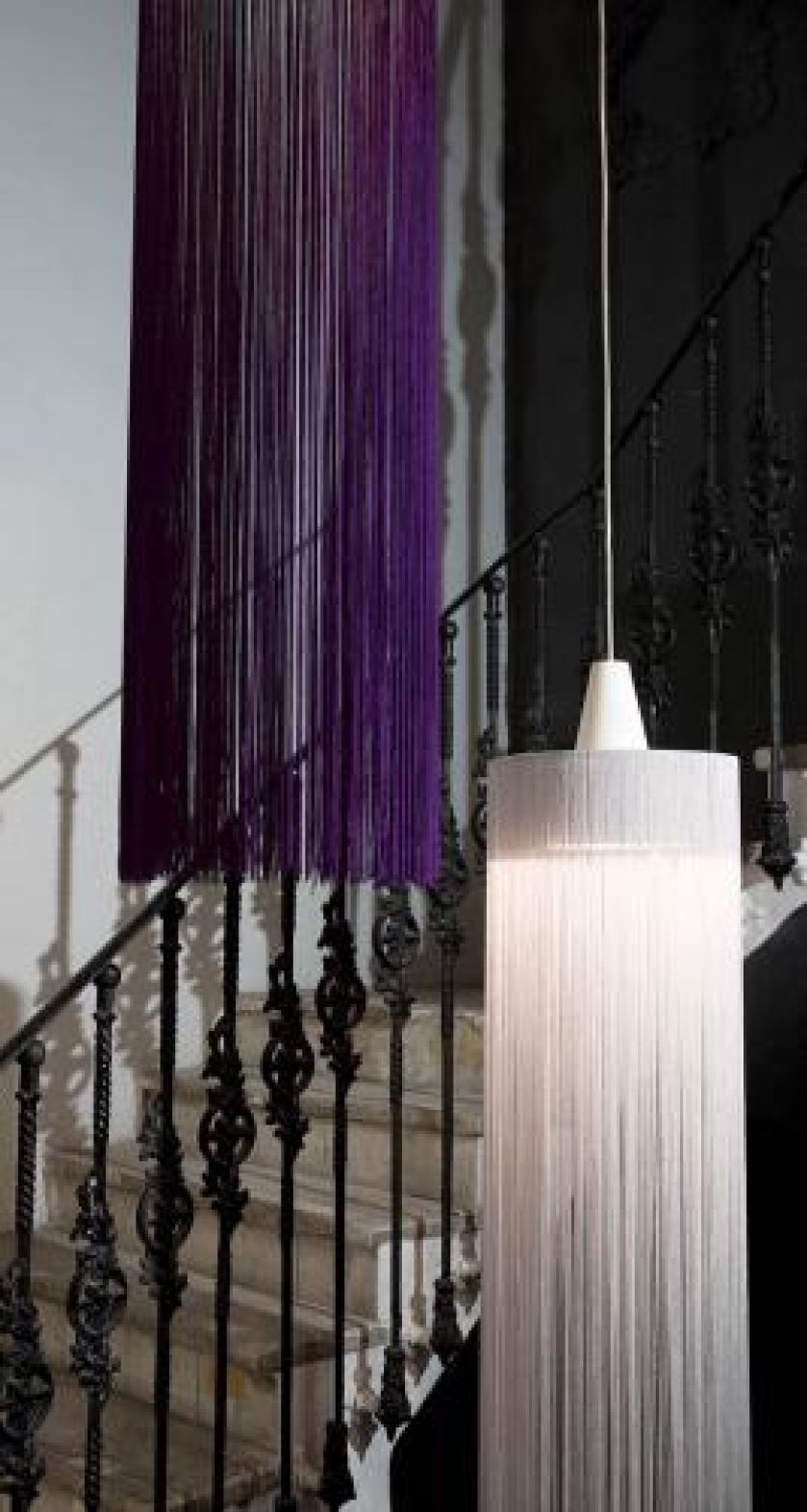 Zrobiona z bawełnianych tasiemek, dostępna w kilku kolorach. Za lampę Swing zapłacimy 2885 zł (mniejsza) i 4459 zł (większa).