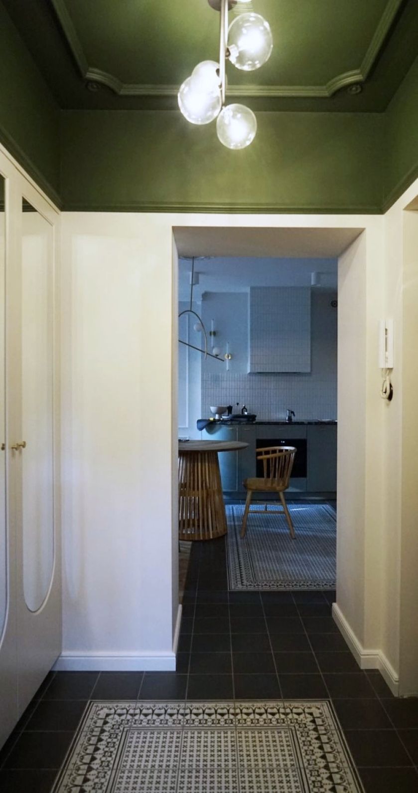 kolorowy sufit w przedpokoju