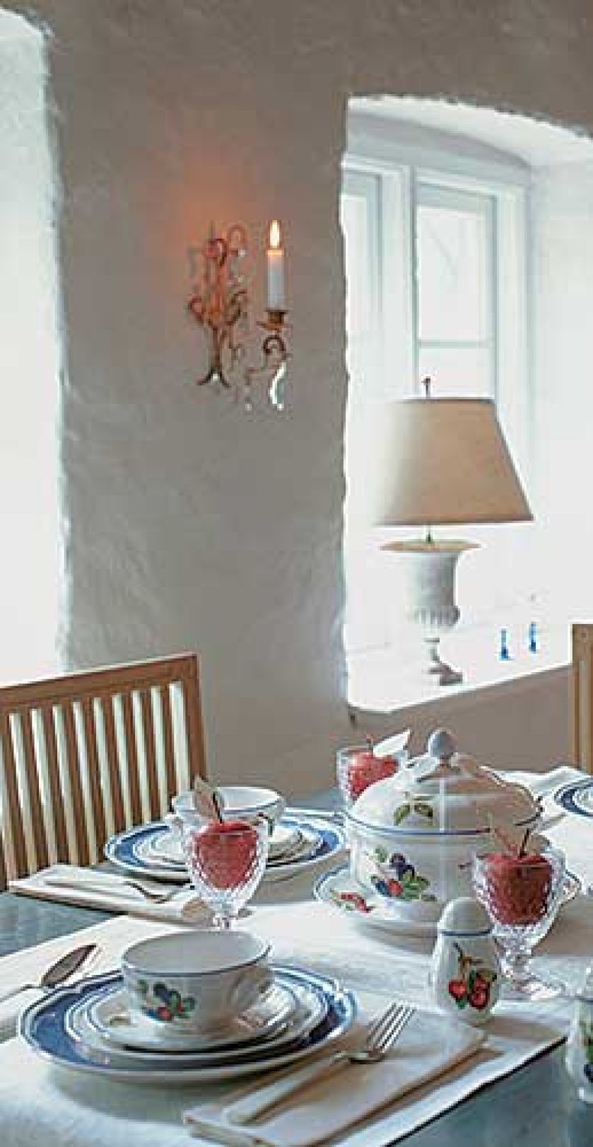 Kolekcja Country z owocowymi motywami: waza do zupy - 937 zł, bulionówka ze spodkiem - 247 zł, solniczka -