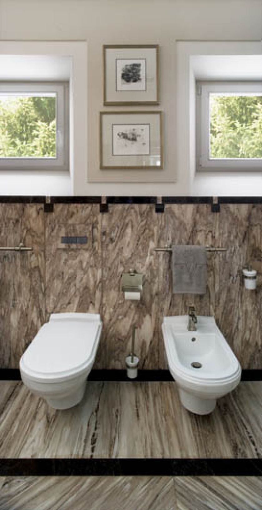 Łazienka z marmuru połyskującego drobinkami miedzianej miki.