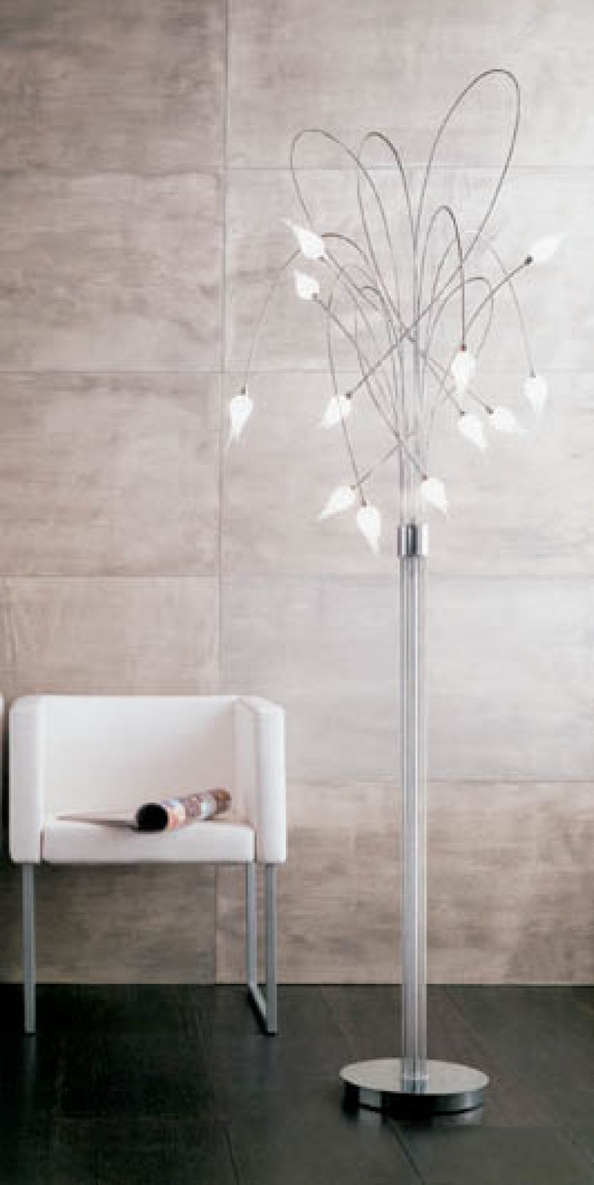 Lampa stojąca z kolekcji Zashi ? do wyboru też kinkiety i żyrandole. AURELIANO TOSO