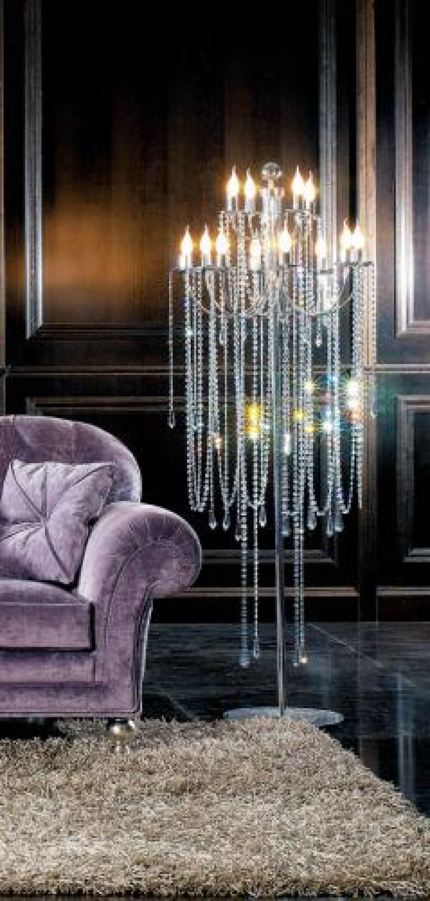 Chromowana lampa Markett od firmy Epoque ma wysokość 180 cm. Cena – 2778 euro. STUDIO ITALIA