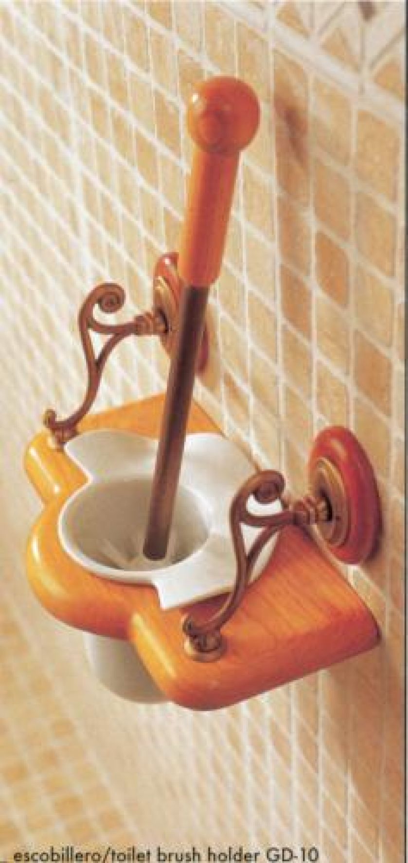 Dodatki też z drewna. Szczotka z kolekcji Gama Decor kosztuje 1200 zł. Do kompletu: mydelniczka, kubek, wieszak na ręczniki.