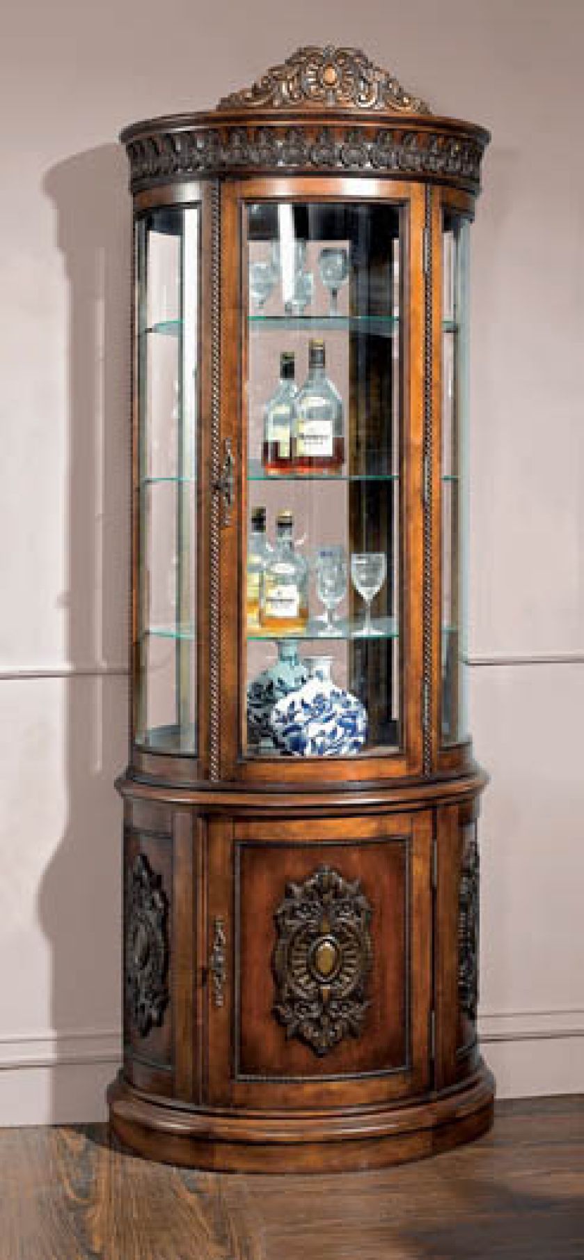 Za tę mahoniową witrynę w stylu Ludwika XVI zapłacimy 6100 zł. BETTINA