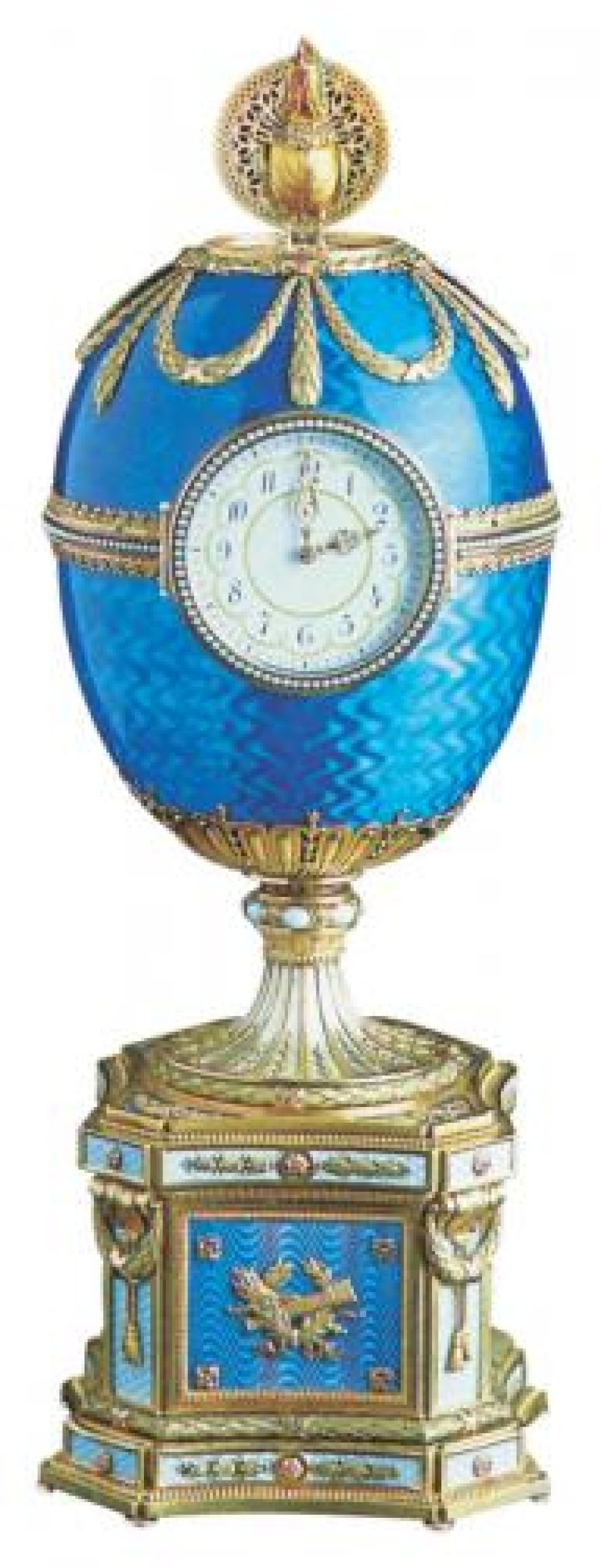 Jedno z największych jajek Fabergé - ma ponad 30 cm wysokości, zdobione błękitną emalią.
