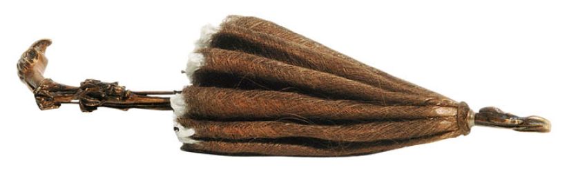 Ten parasol zamiast z tkaniny zrobiony jest z kokosowych włókien. Ma drewnianą rączkę. Lata 1950-1970, MUSEO DELL OMBRELLO