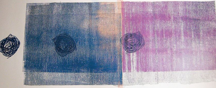 Dom nad jeziorem urządzony w stylu marynistycznym, w bielach i błękitach.