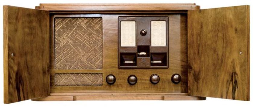 Odbiornik 231-Z z 1937 r. wyprodukowany w PZT, reklamowany jako Luksusowy odbiornik 3-pentodowy. Odbiór stacyj