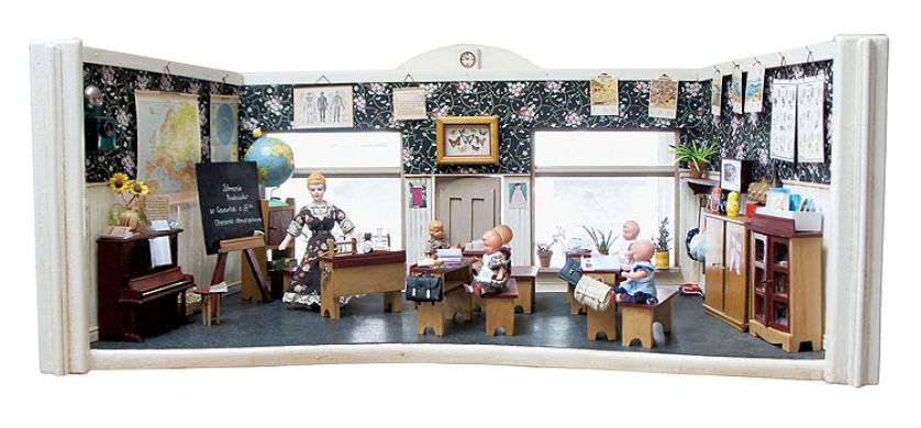 Jednoklasowa szkoła gminna i nauczycielka zimna jak porcelana.