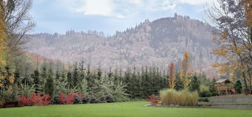 Ten jesienny ogród sprawia wrażenie, jakby był wyrzeźbiony w terenie. Zachwyca kolorami. O tej porze