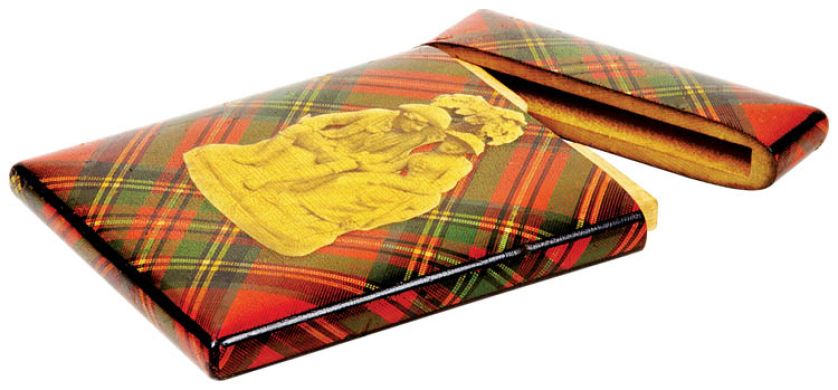 Wizytownik z drewna typu Mauchline (miejscowość w Szkocji) w szkocką kratę, dekorowany dodatkowo wytłaczanym reliefem,