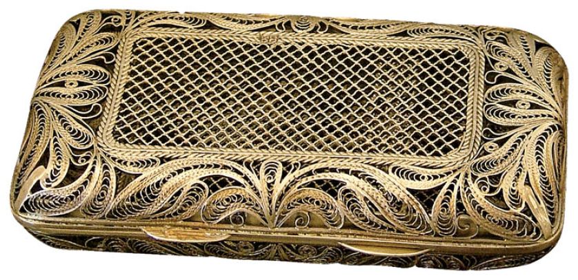 Pojemnik na wizytówki, srebrny filigran, ażurowy korpus z motywem kratki i stylizowanych liści, Moskwa 1870 R., DESA KATOWICE