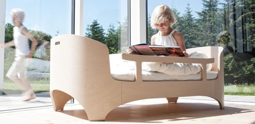 Proste w formie i eleganckie łóżko dla większych dzieci. Producentem jest duńska firma Leander. Do kupienia w SCANDINAVIAN