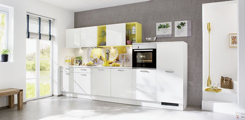 Biała kuchnia i półki wyróżnione limonkowym kolorem. NOLTE