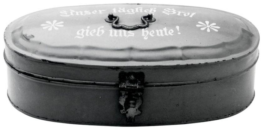 Metalowa, emaliowana puszka z napisem? Chleba naszego powszedniego daj nam dzisiaj?, Niemcy, 1920 r., Museum