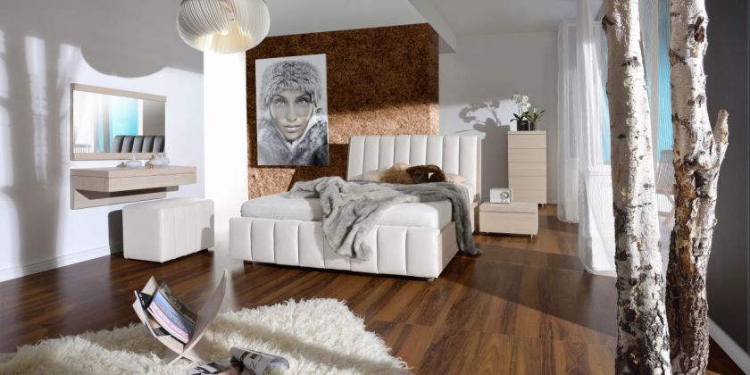 Nowoczesny romantyzm w chłodnych kolorach. Toaletka jest elementem aranżacji sypialni z kolekcji Romance Paged Meble.