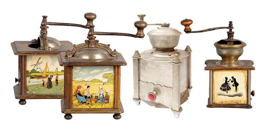 (Od lewej) Młynki z regulacją mielenia, drewniana obudowa, przełom XIX/XX w., www.muzeum.pozegnanie.com / W stylu