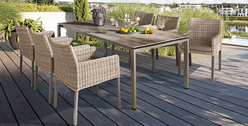 Klasyczne fotele ogrodowe z trwałej plecionki. Fot. Kettler