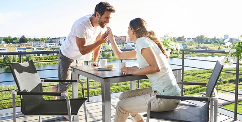 Meble ze stali szlachetnej utrzymane w klimacie miejskim. Fot. Kettler