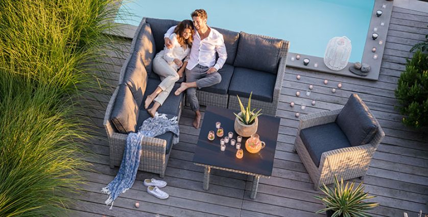 Sofa zamiast kilku foteli to ciekawe i nadzwyczaj komfortowe rozwiązanie. Fot. Kettler