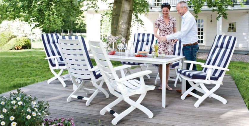 Stylowe meble zostały wykonane tworzywa sztucznego. Ich rdzeń pochodzi z ekologicznego, pochodzącego z recyklingu materiału.