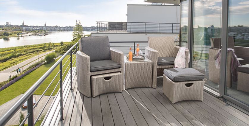 Zestaw mebli z plecionki, który pozwoli zaoszczędzić miejsce dzięki chowanym pufom. Fot. Kettler