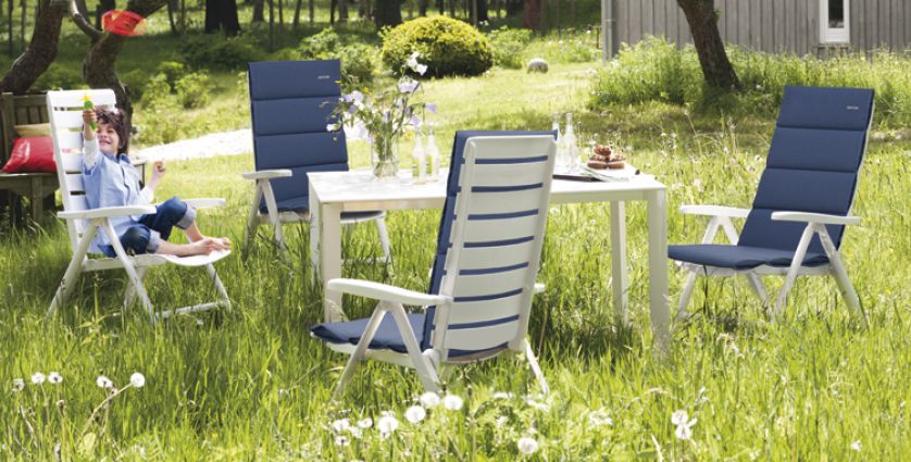 Zestaw mebli z tworzywa sztucznego, który – dzięki małej masie – można z łatwością przenieść w dowolne miejsce w