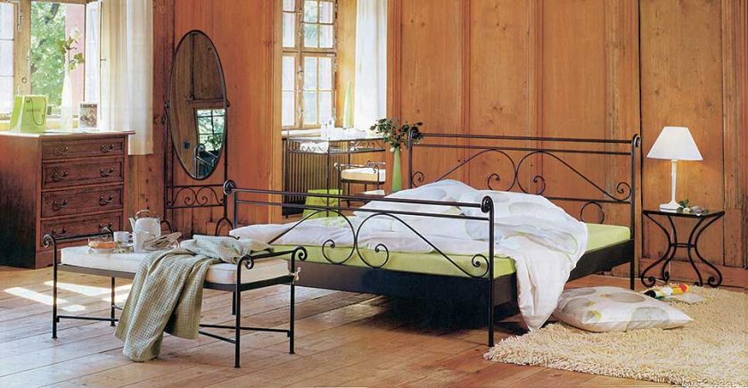 Kute meble dobrze wyglądają w komplecie. Łóżko, ława, stolik i lustro z kolekcji Cerete. HASENA