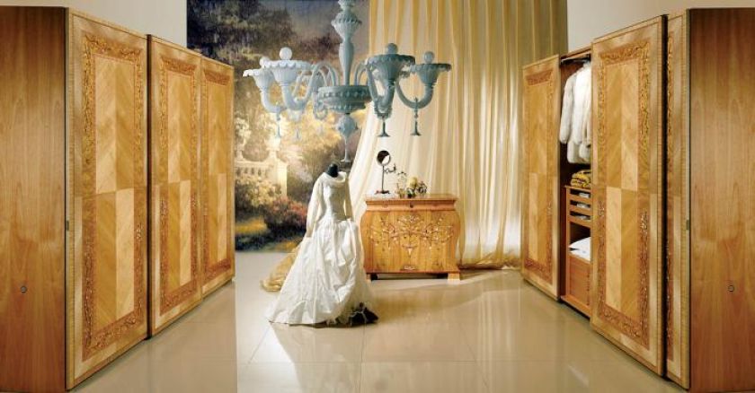 Zestaw Roseto od Carpanelli zrobiony jest z orzecha w odcieniu naturalnego drewna i ozdobiony inkrustacjami.