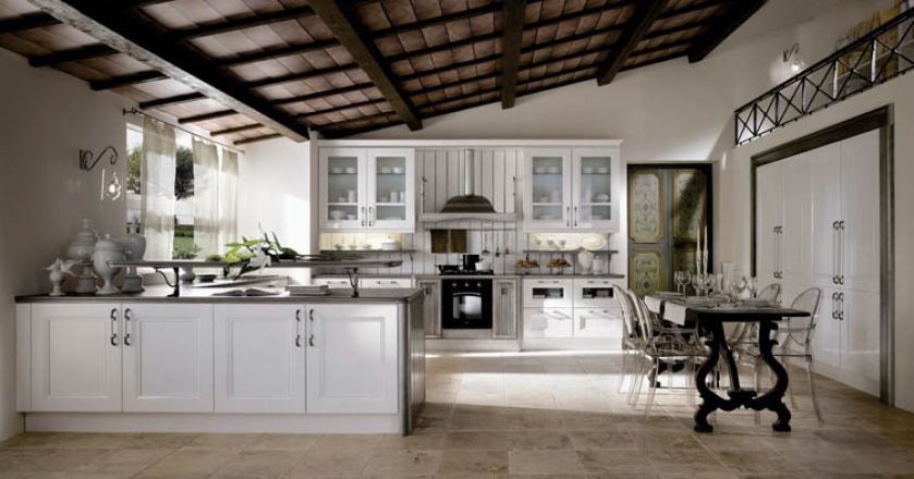 Klasyczne, ale z superdizajnerską szafą - zmieszczą się w niej nie tylko spiżarniane zapasy, ale