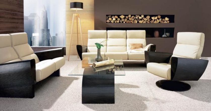 Szkło, bambus i skóra. Różne materiały, a jak dobrze razem wyglądają. Kolekcja Fiore. Fotel - od 2429 zł, sofa