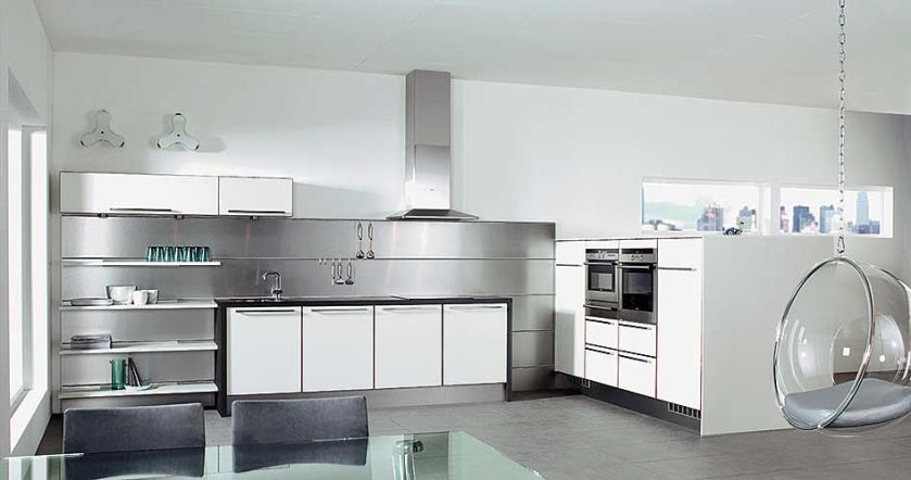 O otwartych półkach w kuchni mogą pomyśleć osoby, które dbają o porządek. Ale za to wszystko mają pod ręką. HTH