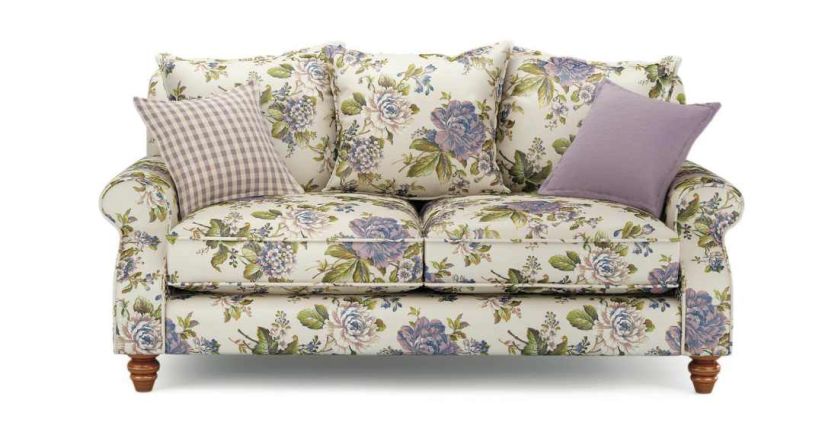 dwuosobowa sofa w kwiaty